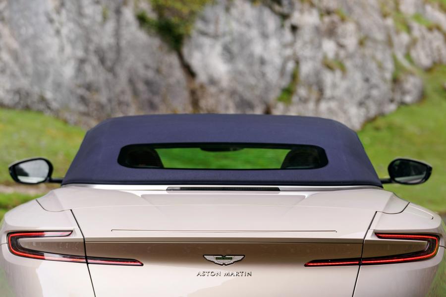 Детали экстерьера Aston Martin DB11 V8 Volante 2018 года  (UK) (фото 12 из 40)